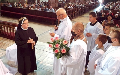 Życzenia elżbietance składali duchowni, siostry oraz wierni, którzy od lat są jej wdzięczni za służbę w parafii.