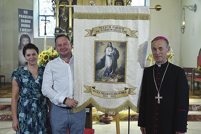 Pamiątką obu rocznic będzie sztandar ufundowany  przez jedną z rodzin.  Obok bp Stanisław.