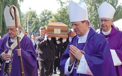 Zmarły hierarcha jest pierwszym pasterzem diecezji pochowanym w podziemiach warszawsko- -praskiej katedry.