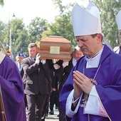 Zmarły hierarcha jest pierwszym pasterzem diecezji pochowanym w podziemiach warszawsko- -praskiej katedry.