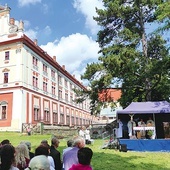 Pielgrzymi wysłuchali katechezy i wzięli udział w polowej Mszy św. Na zakończenie spotkania odbył się koncert pieśni patriotycznych.