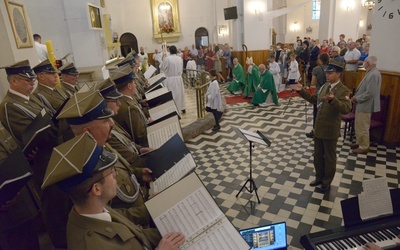 Podczas Eucharystii, której przewodniczył bp Piotr Turzyński, zaśpiewał chór Reprezentacyjnego Zespołu Artystycznego Wojska Polskiego.