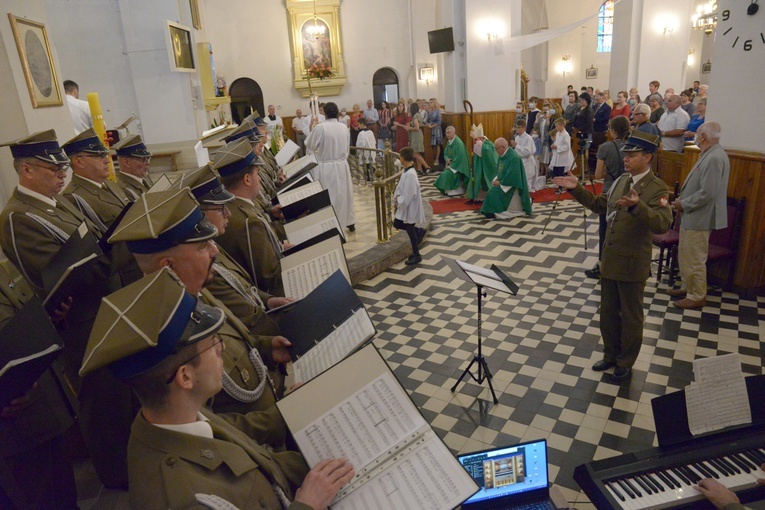 Podczas Eucharystii, której przewodniczył bp Piotr Turzyński, zaśpiewał chór Reprezentacyjnego Zespołu Artystycznego Wojska Polskiego.