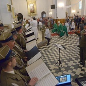 Podczas Eucharystii, której przewodniczył bp Piotr Turzyński, zaśpiewał chór Reprezentacyjnego Zespołu Artystycznego Wojska Polskiego.