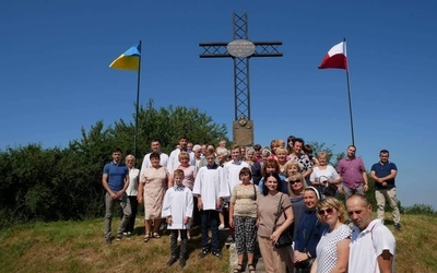 Uczestnicy rocznicowej uroczystości przy krzyżu na miejscu bitwy i pochówku żołnierzy.