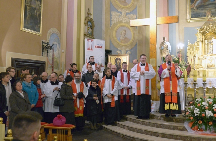 Peregrynacja symboli ŚDM w kwietniu 2015 roku. Na zdjęciu nawiedzenie kościoła w Jedlińsku.