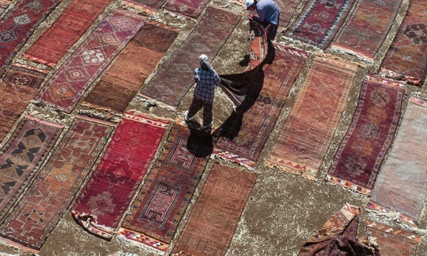 Suszenie wypranych dywanów. W tym regionie Turcji ręcznie tkane dywany tradycyjnie pierze się i suszy na słońcu od XII wieku.
11.08.2021 Antalya, Turcja