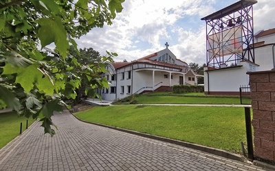 Dom rekolekcyjny w Warszawie- -Wesołej przy parafii Opatrzności Bożej prowadzonej przez Wspólnotę Chemin Neuf.