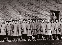 Dzieci w obozie pracy w Dzierżążni pod Łodzią,  rok 1941.