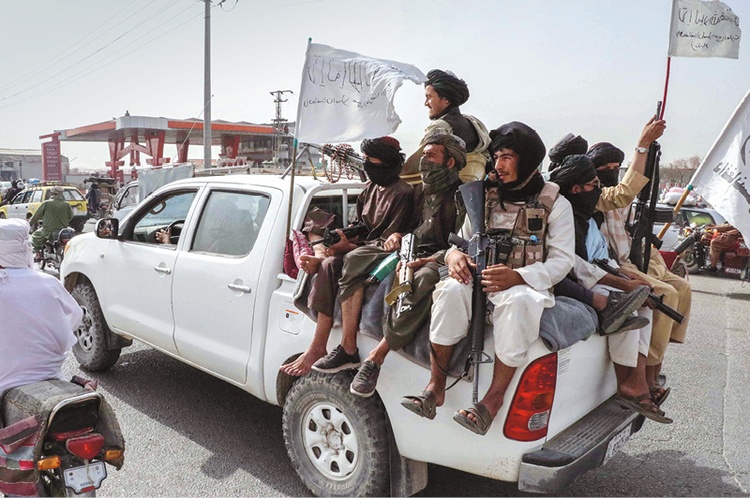 Patrol bojowników talibskich na ulicach Kandaharu.