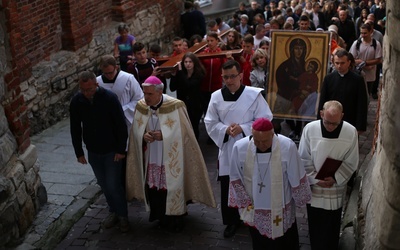 Przemarsz ulicami miasta.