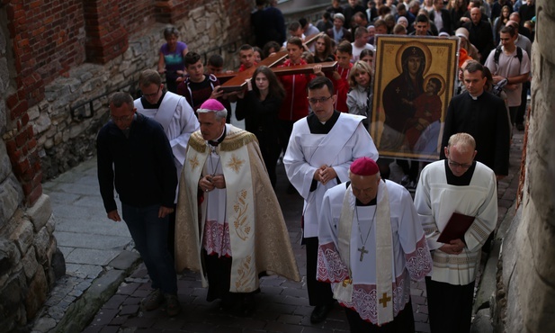 Przemarsz ulicami miasta.