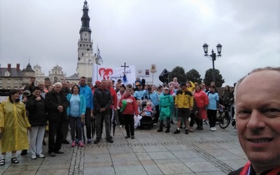 Ks. Stanisław Obrański i przedborscy pątnicy na Jasnej Górze.