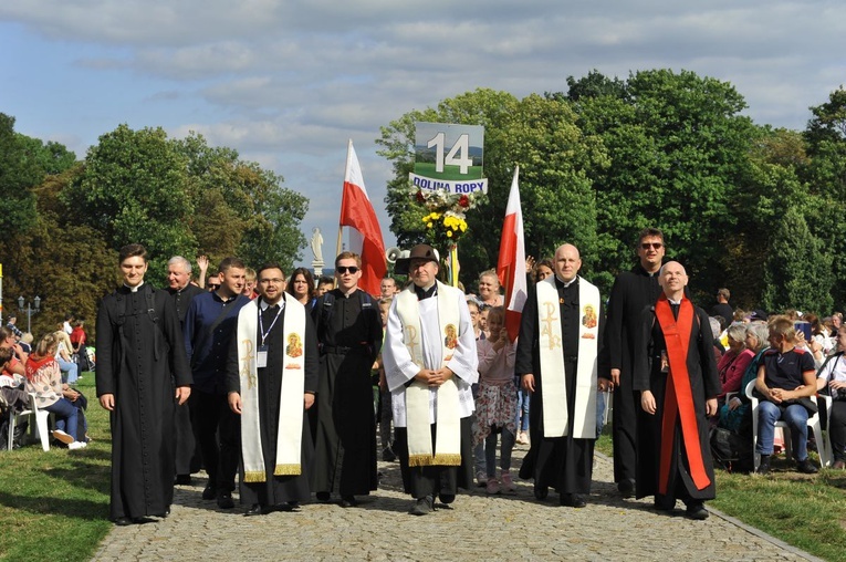 39. PPT - wejście grupy 14