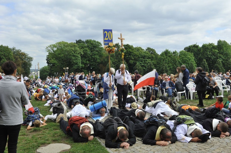 39. PPT - wejście grupy 20