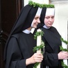 S. Faustyna (L) i s. Antonina po uroczystości zaślubin.