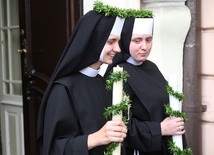 S. Faustyna (L) i s. Antonina po uroczystości zaślubin.