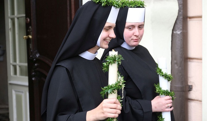 S. Faustyna (L) i s. Antonina po uroczystości zaślubin.