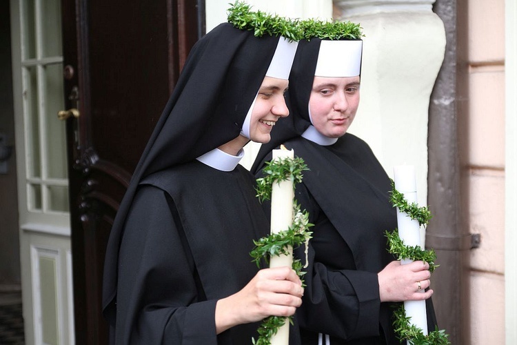 S. Faustyna (L) i s. Antonina po uroczystości zaślubin.