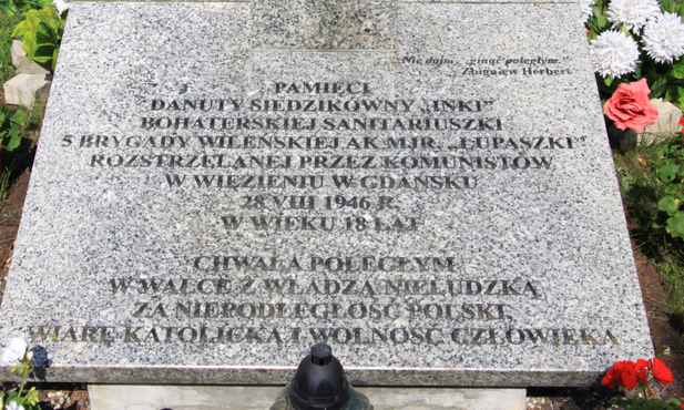 Fragment monumentu poświęconego Ince przed kościołem w Narewce