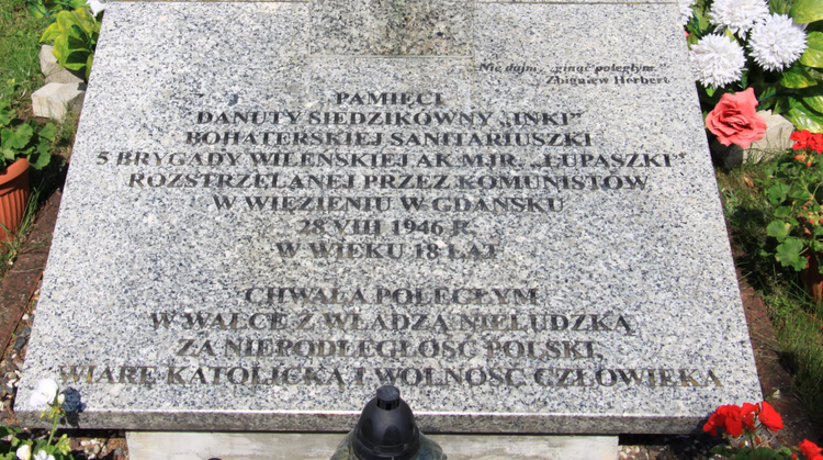 Fragment monumentu poświęconego Ince przed kościołem w Narewce