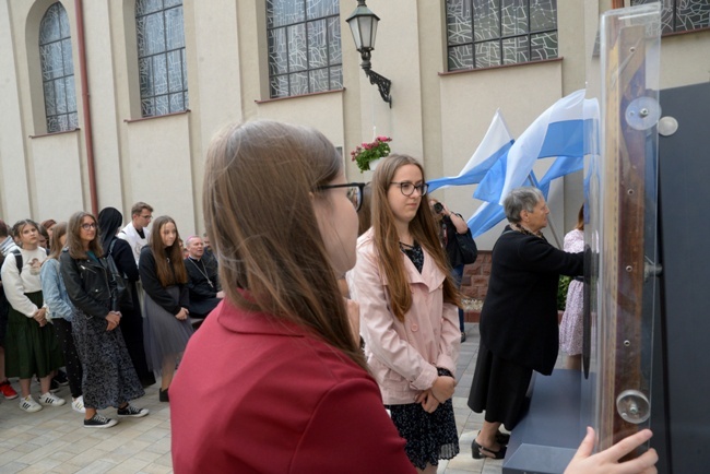 Symbole ŚDM w skarżyskiej Ostrej Bramie