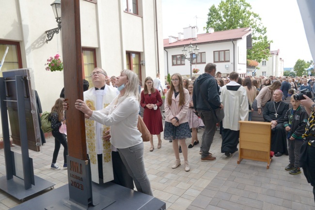 Symbole ŚDM w skarżyskiej Ostrej Bramie