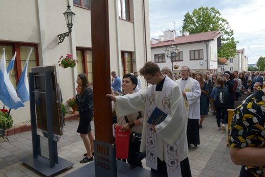 Symbole ŚDM w skarżyskiej Ostrej Bramie