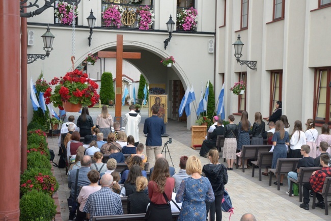 Symbole ŚDM w skarżyskiej Ostrej Bramie