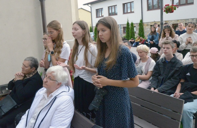 Symbole ŚDM w skarżyskiej Ostrej Bramie