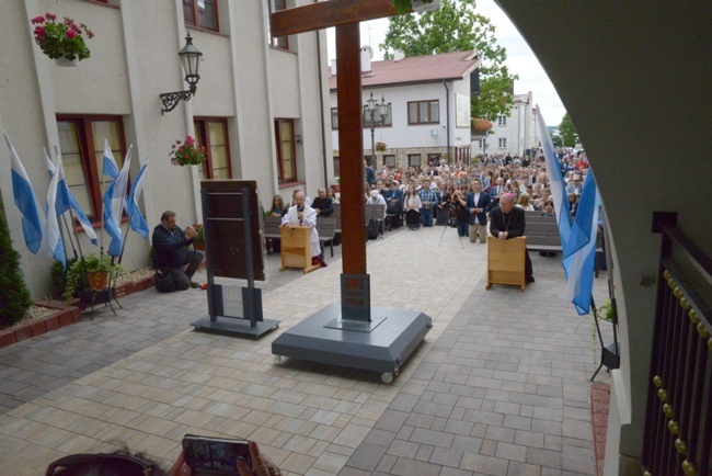 Symbole ŚDM w skarżyskiej Ostrej Bramie