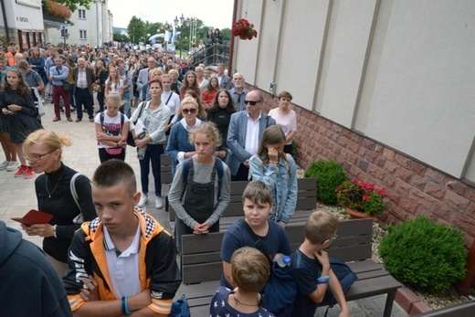 Symbole ŚDM w skarżyskiej Ostrej Bramie