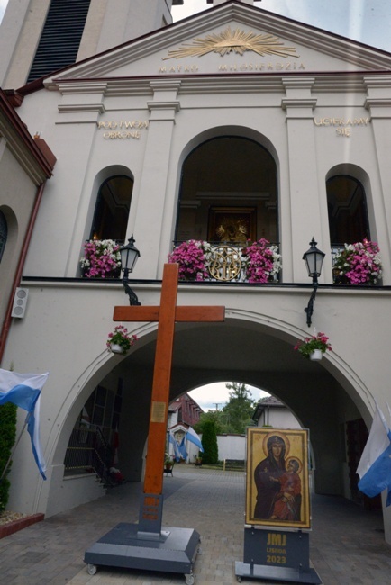 Symbole ŚDM w skarżyskiej Ostrej Bramie