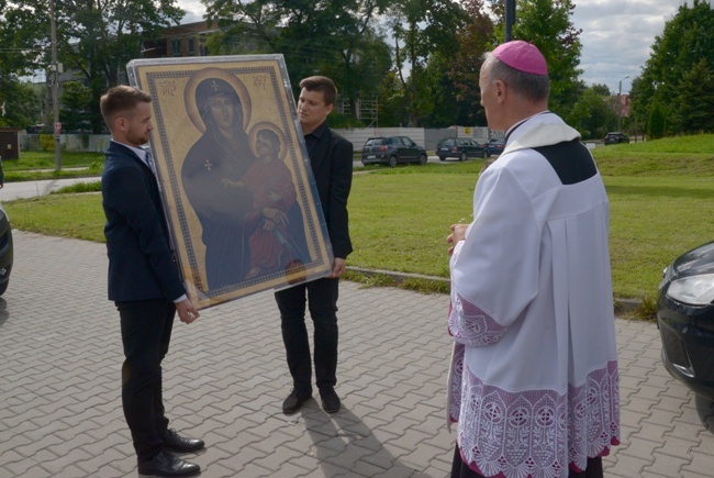 Symbole ŚDM w skarżyskiej Ostrej Bramie