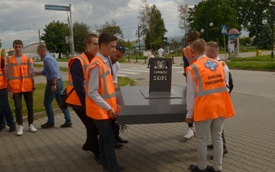 Symbole ŚDM w skarżyskiej Ostrej Bramie