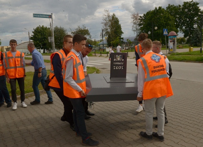 Symbole ŚDM w skarżyskiej Ostrej Bramie