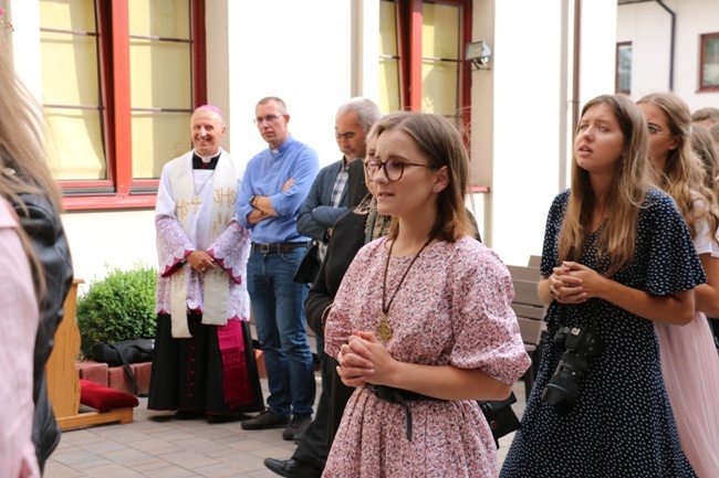 Symbole ŚDM w skarżyskiej Ostrej Bramie