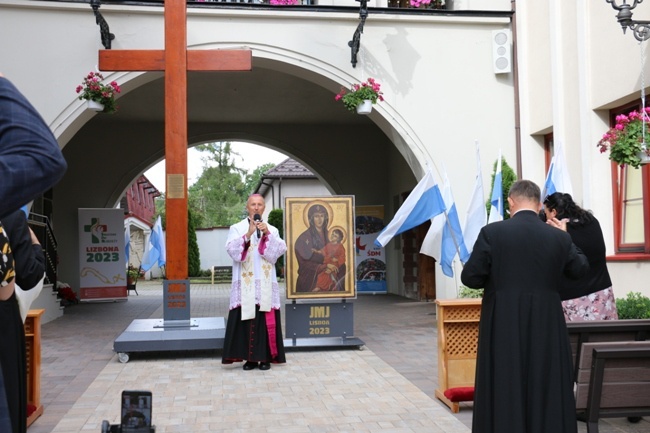 Symbole ŚDM w skarżyskiej Ostrej Bramie