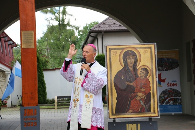 Symbole ŚDM w skarżyskiej Ostrej Bramie