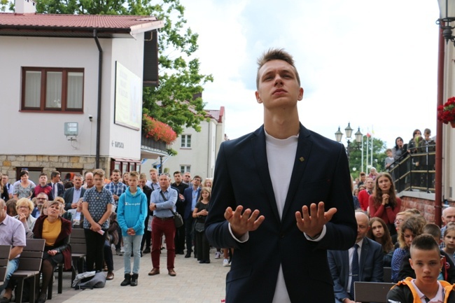 Symbole ŚDM w skarżyskiej Ostrej Bramie