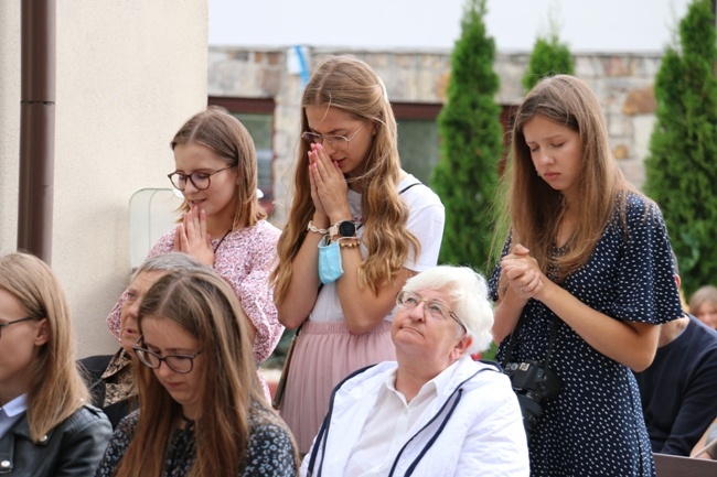 Symbole ŚDM w skarżyskiej Ostrej Bramie