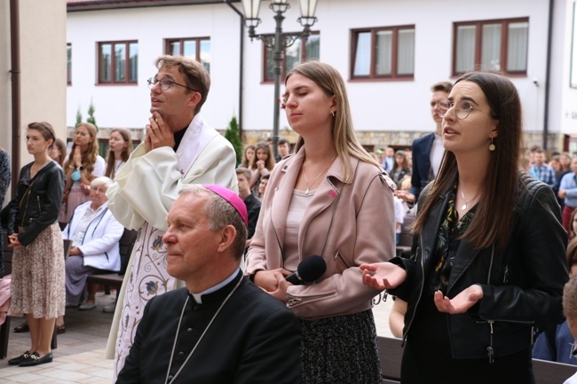 Symbole ŚDM w skarżyskiej Ostrej Bramie