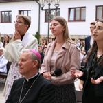 Symbole ŚDM w skarżyskiej Ostrej Bramie