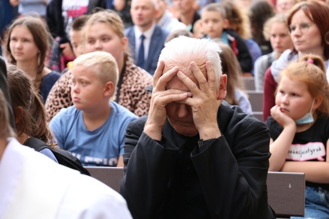 Symbole ŚDM w skarżyskiej Ostrej Bramie