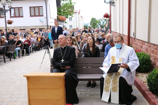 Symbole ŚDM w skarżyskiej Ostrej Bramie