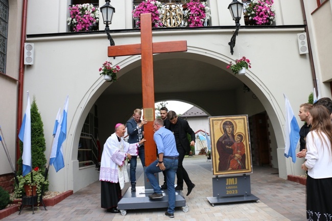 Symbole ŚDM w skarżyskiej Ostrej Bramie