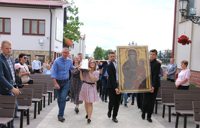 Symbole ŚDM w skarżyskiej Ostrej Bramie