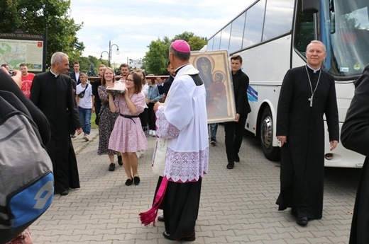 Symbole ŚDM w skarżyskiej Ostrej Bramie