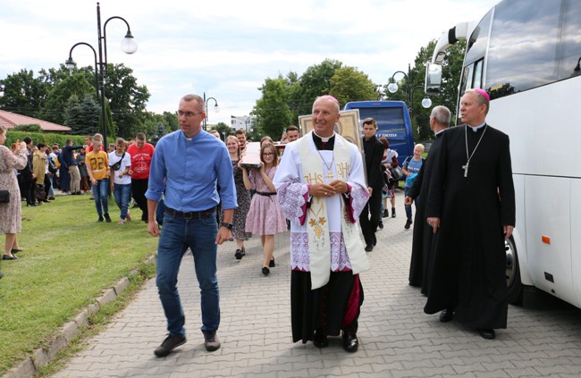 Symbole ŚDM w skarżyskiej Ostrej Bramie