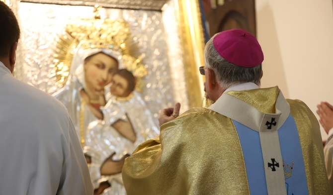 Obraz Matki Bożej Budzowskiej został ukoronowany koronami biskupimi